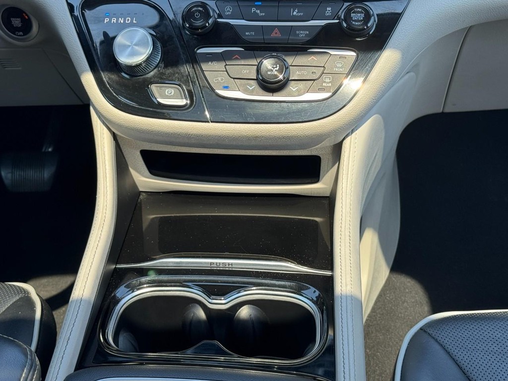 Chrysler Pacifica Vehicle Full-screen Gallery Image 17