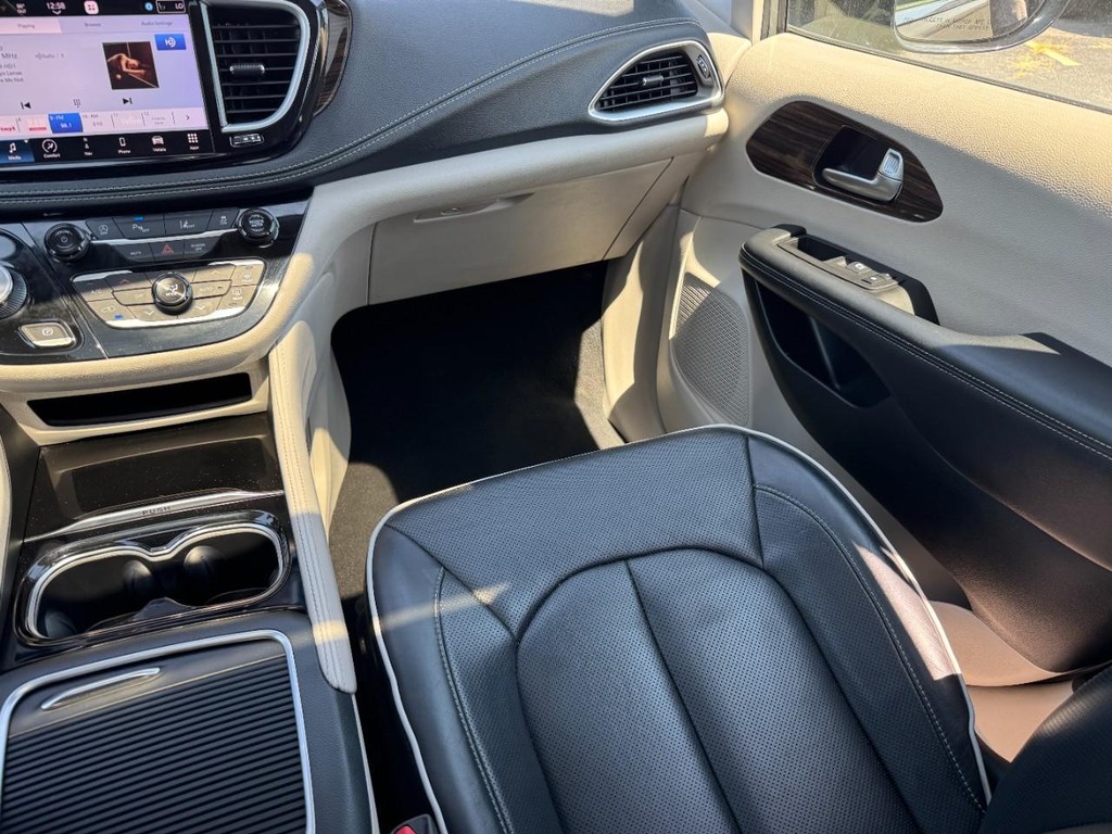 Chrysler Pacifica Vehicle Full-screen Gallery Image 18