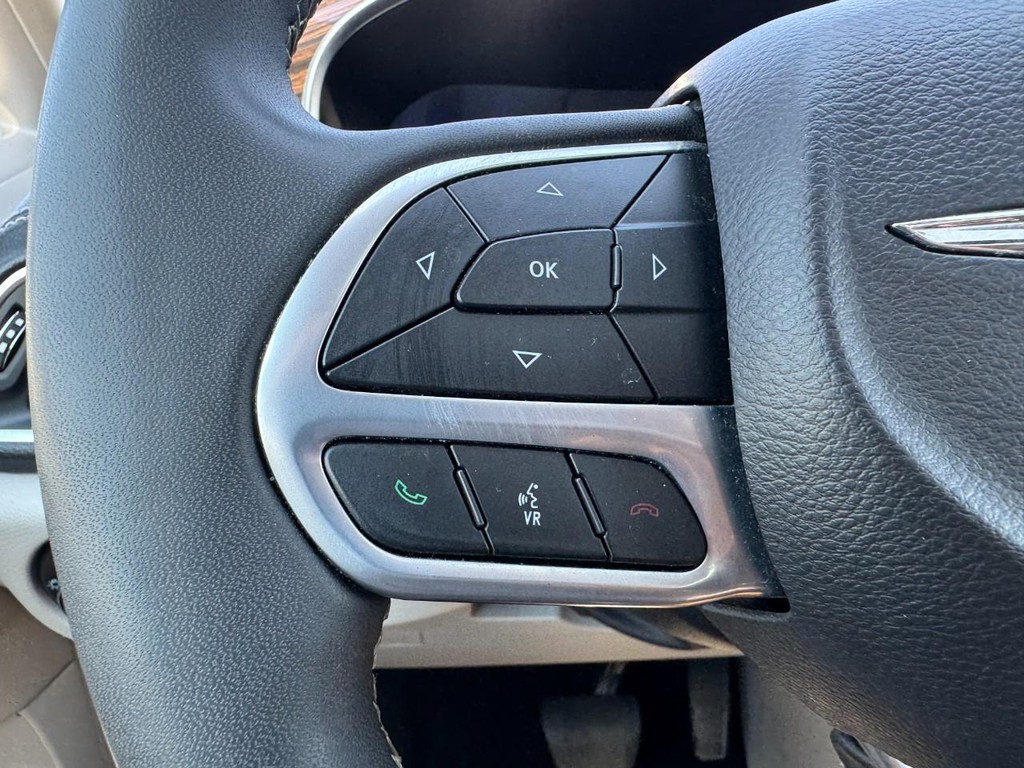 Chrysler Pacifica Vehicle Full-screen Gallery Image 21