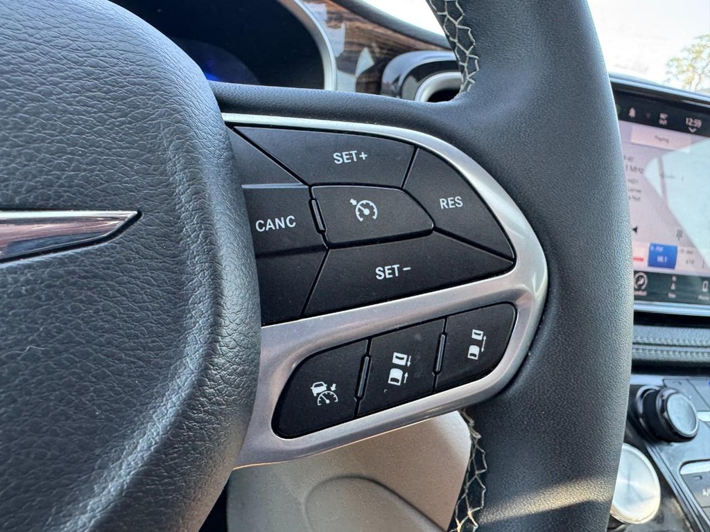 Chrysler Pacifica Vehicle Full-screen Gallery Image 22