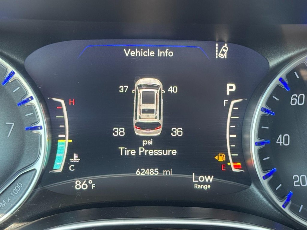 Chrysler Pacifica Vehicle Full-screen Gallery Image 23