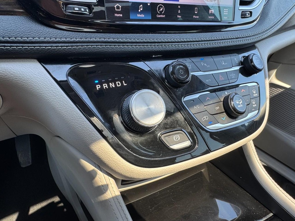 Chrysler Pacifica Vehicle Full-screen Gallery Image 24