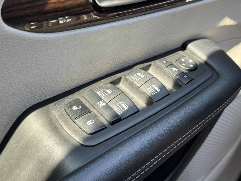 Chrysler Pacifica Vehicle Full-screen Gallery Image 28