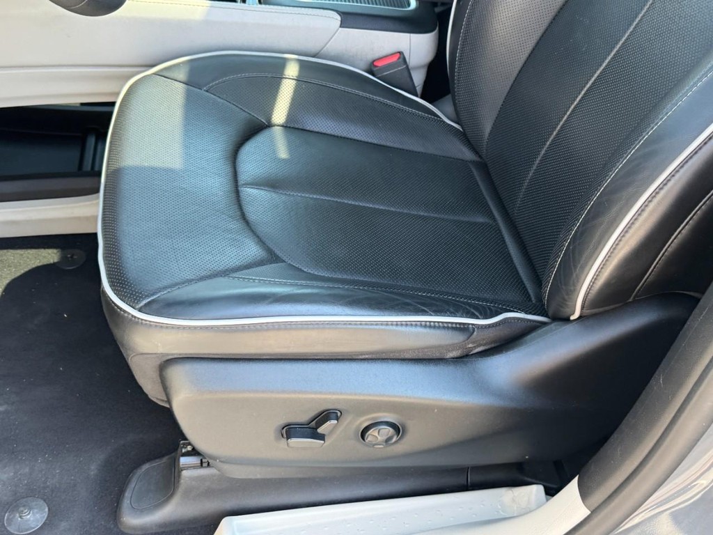 Chrysler Pacifica Vehicle Full-screen Gallery Image 29