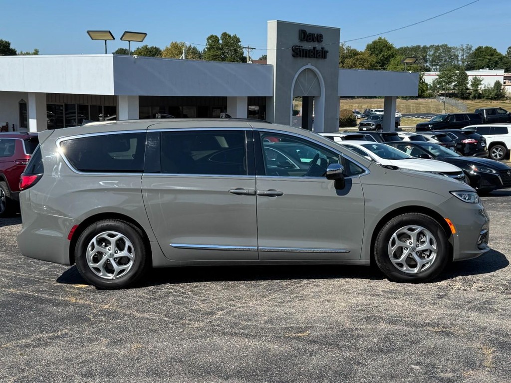 Chrysler Pacifica Vehicle Full-screen Gallery Image 02