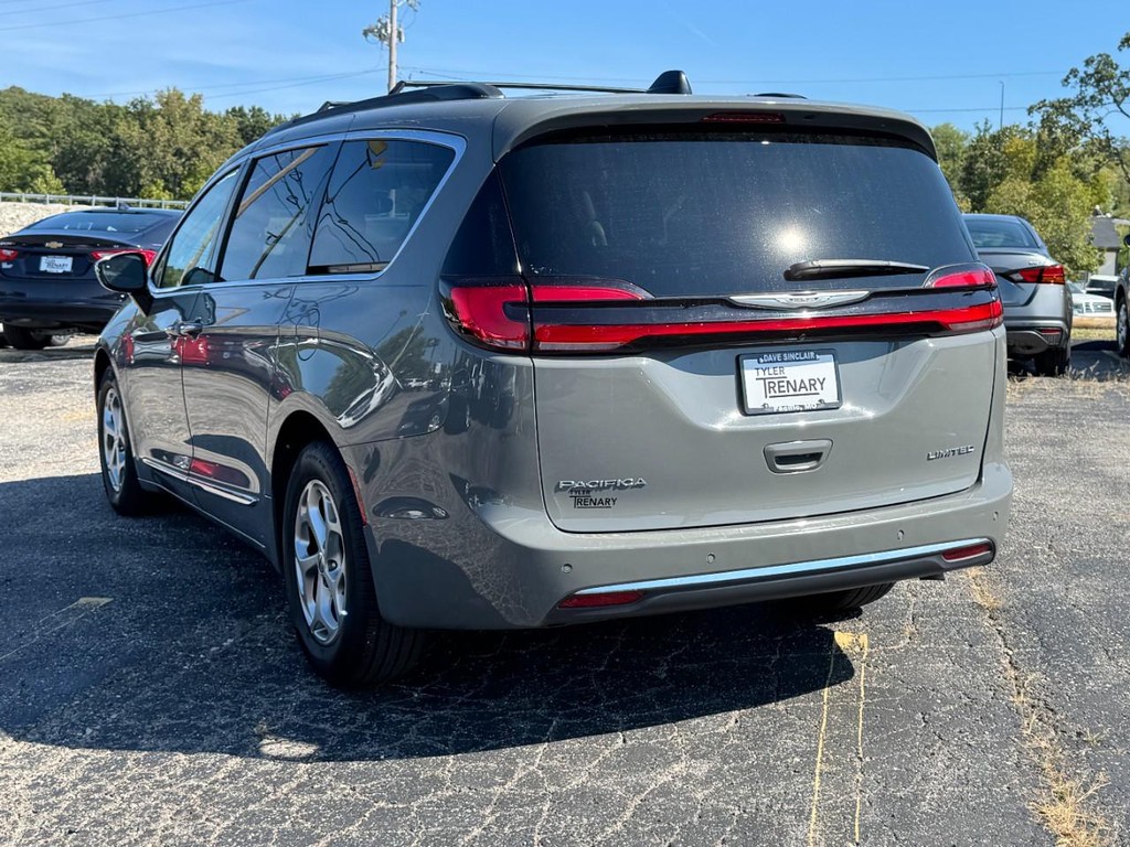 Chrysler Pacifica Vehicle Full-screen Gallery Image 04