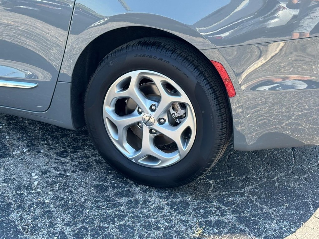 Chrysler Pacifica Vehicle Full-screen Gallery Image 05