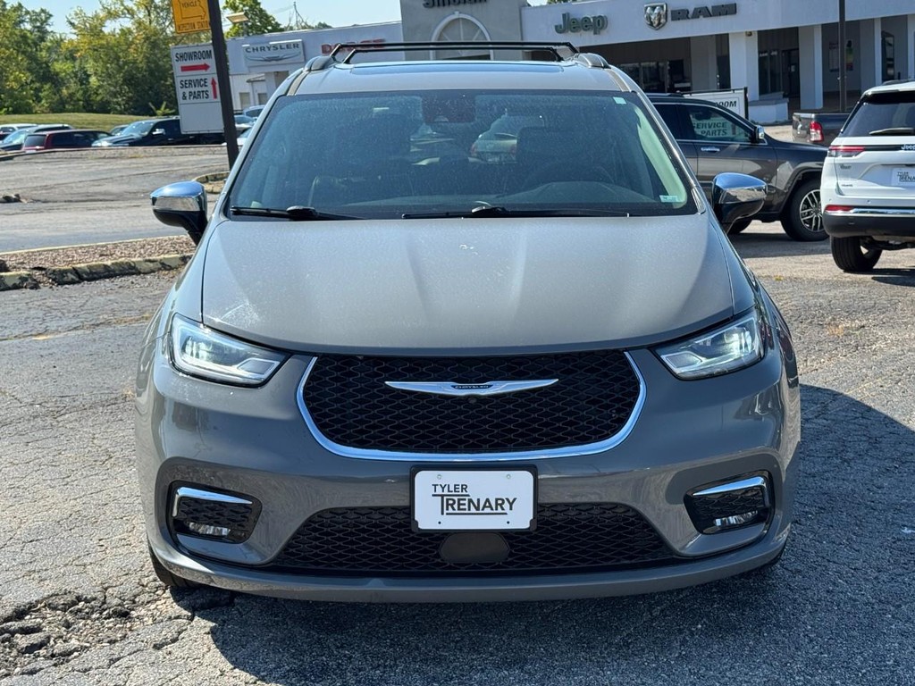 Chrysler Pacifica Vehicle Full-screen Gallery Image 07