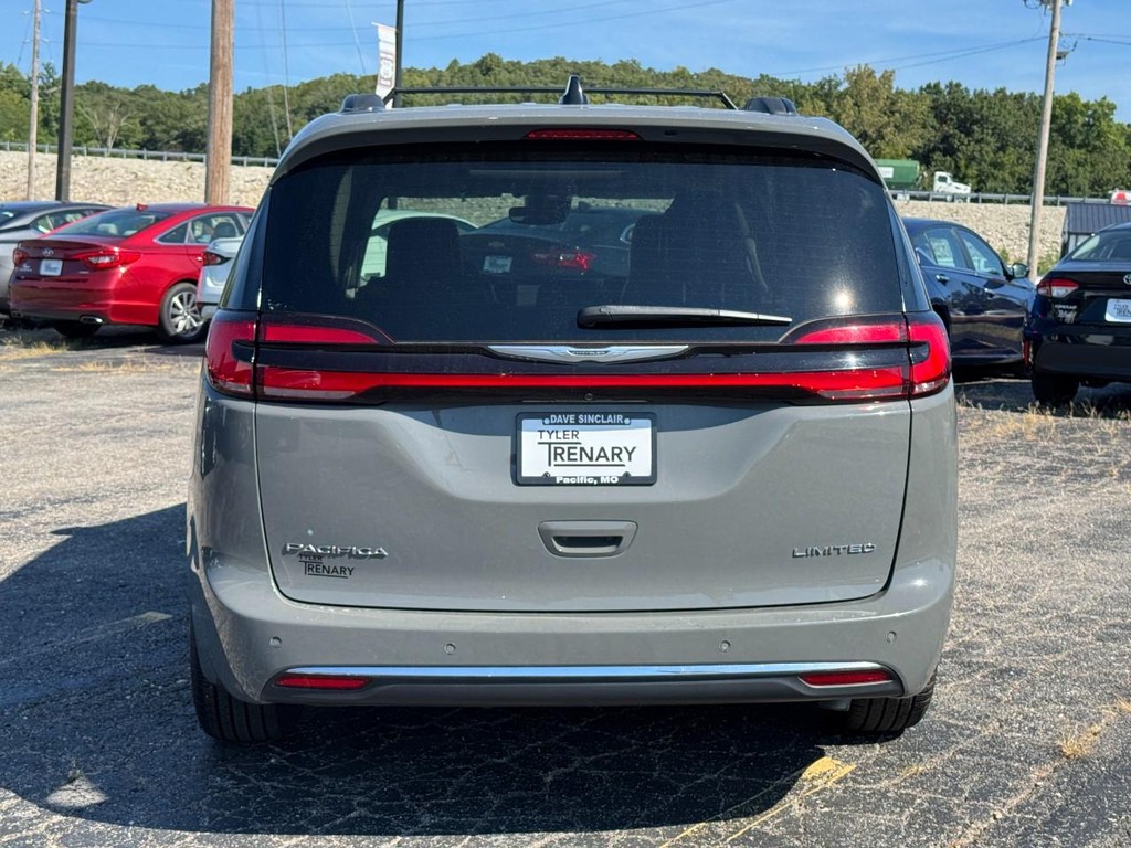 Chrysler Pacifica Vehicle Full-screen Gallery Image 08