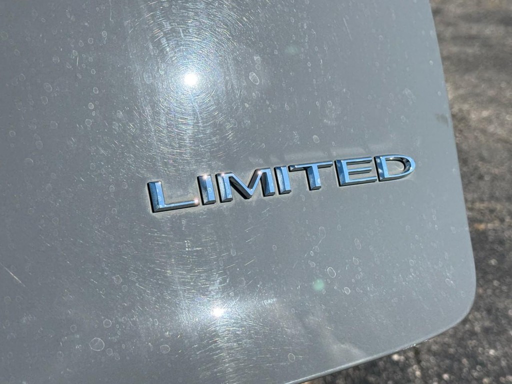 Chrysler Pacifica Vehicle Full-screen Gallery Image 09