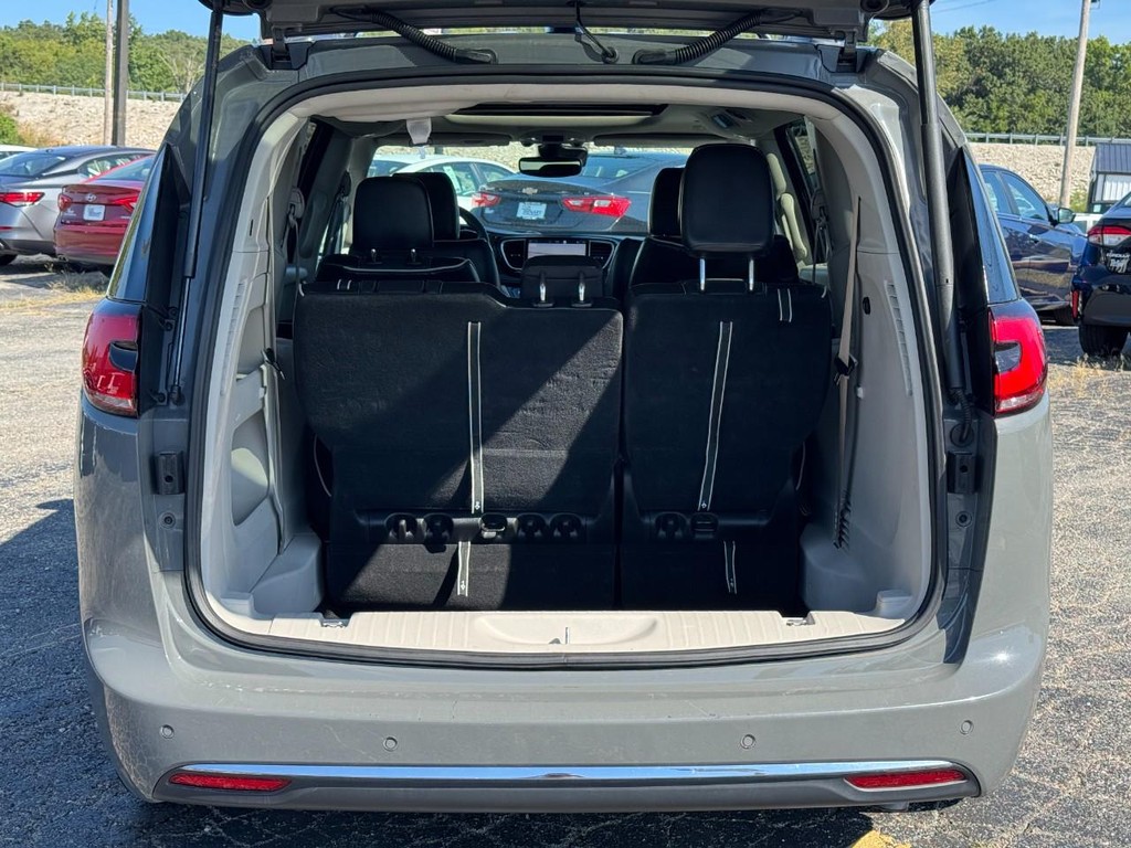 Chrysler Pacifica Vehicle Full-screen Gallery Image 10