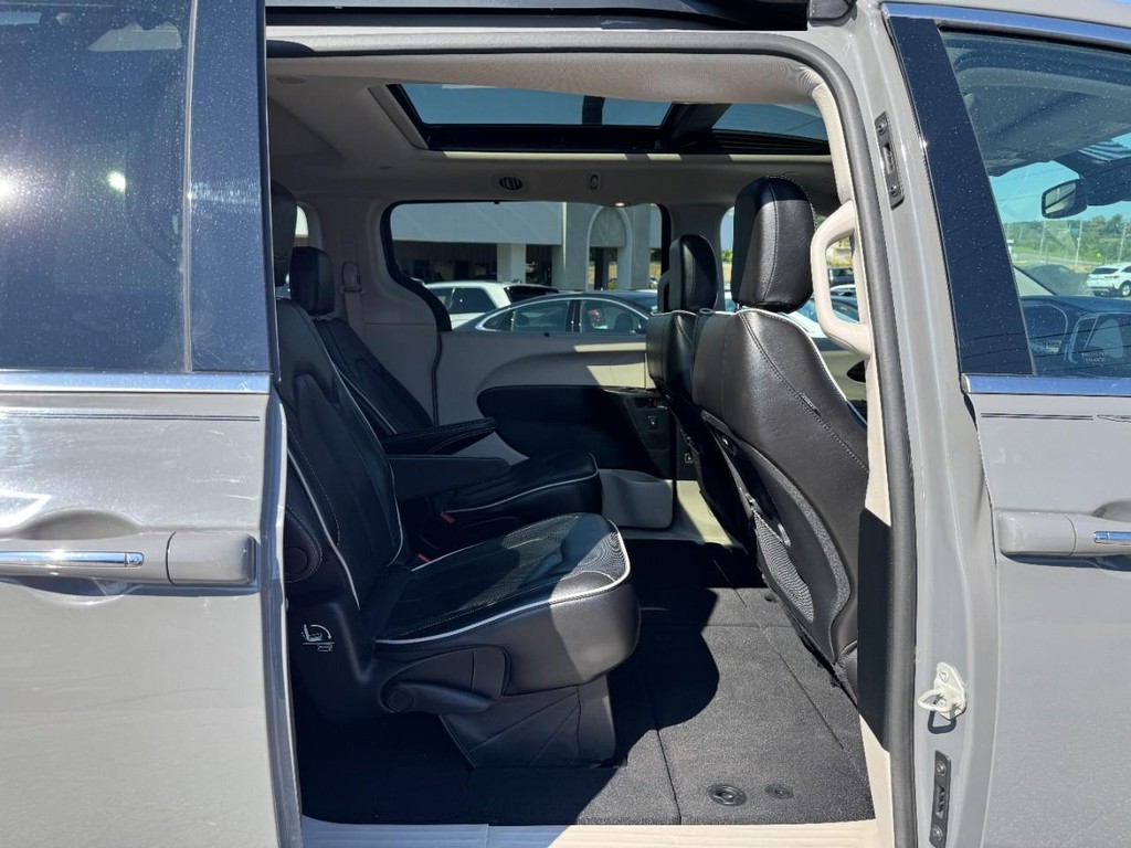 Chrysler Pacifica Vehicle Full-screen Gallery Image 12