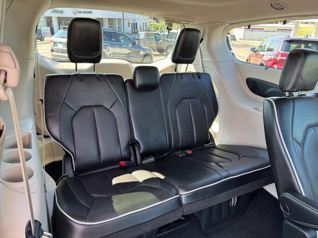 Chrysler Pacifica Vehicle Full-screen Gallery Image 13