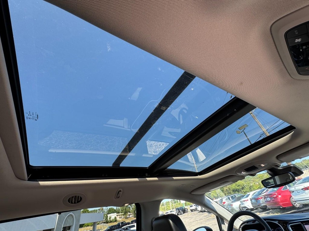 Chrysler Pacifica Vehicle Full-screen Gallery Image 14