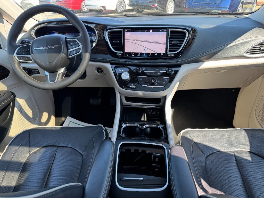 Chrysler Pacifica Vehicle Full-screen Gallery Image 15