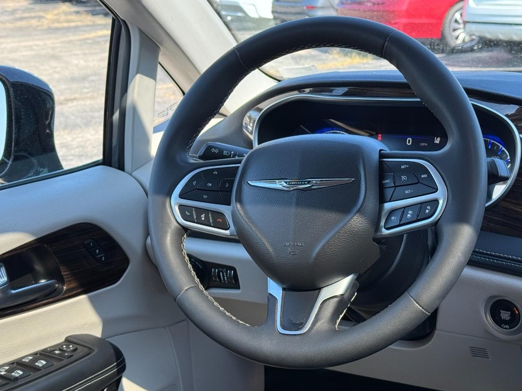 Chrysler Pacifica Vehicle Full-screen Gallery Image 16