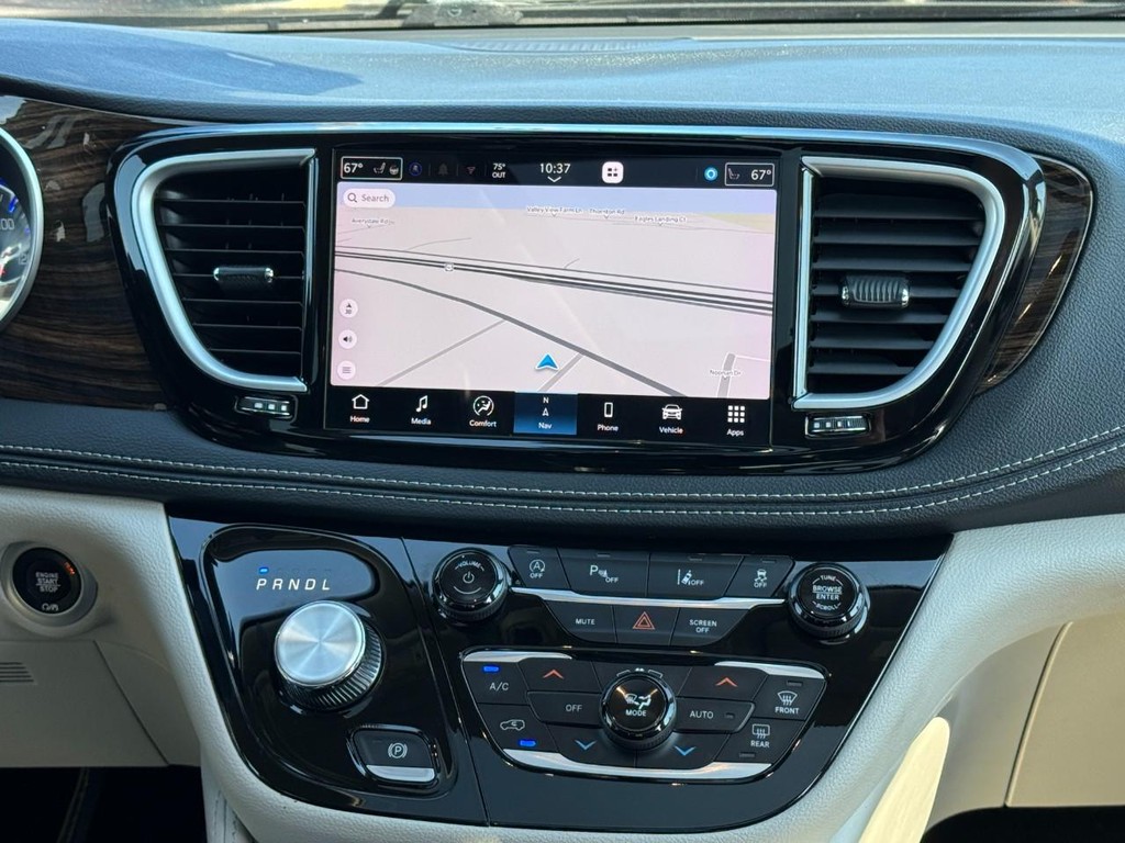 Chrysler Pacifica Vehicle Full-screen Gallery Image 17