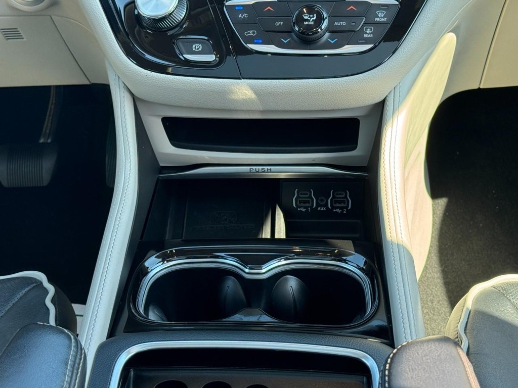 Chrysler Pacifica Vehicle Full-screen Gallery Image 18