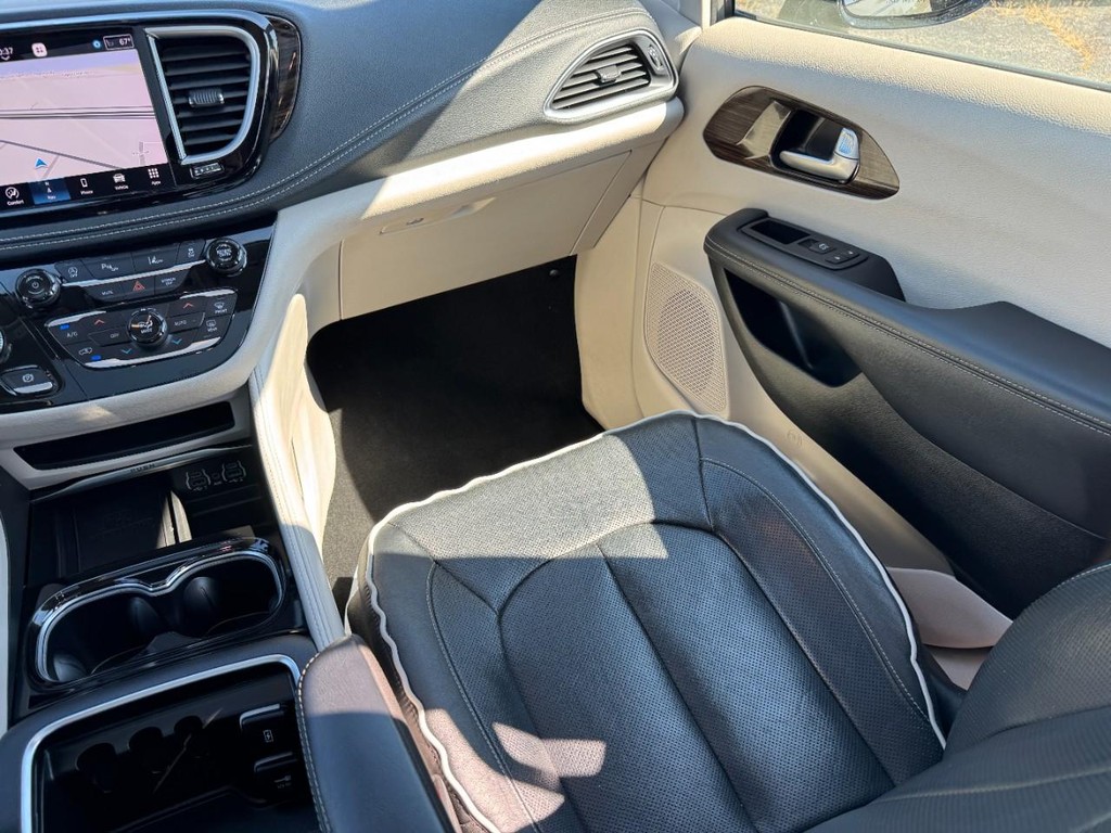 Chrysler Pacifica Vehicle Full-screen Gallery Image 19