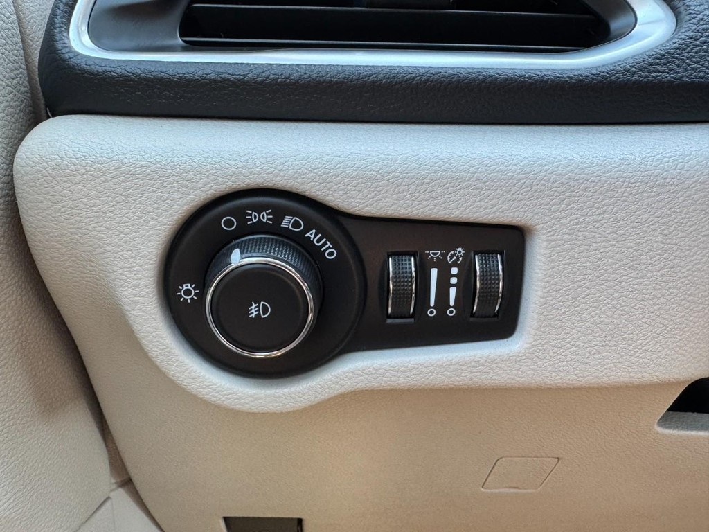 Chrysler Pacifica Vehicle Full-screen Gallery Image 21