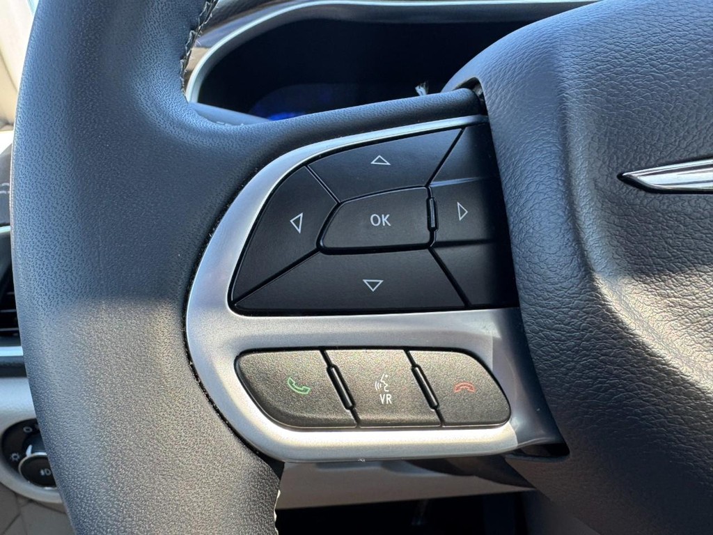 Chrysler Pacifica Vehicle Full-screen Gallery Image 22