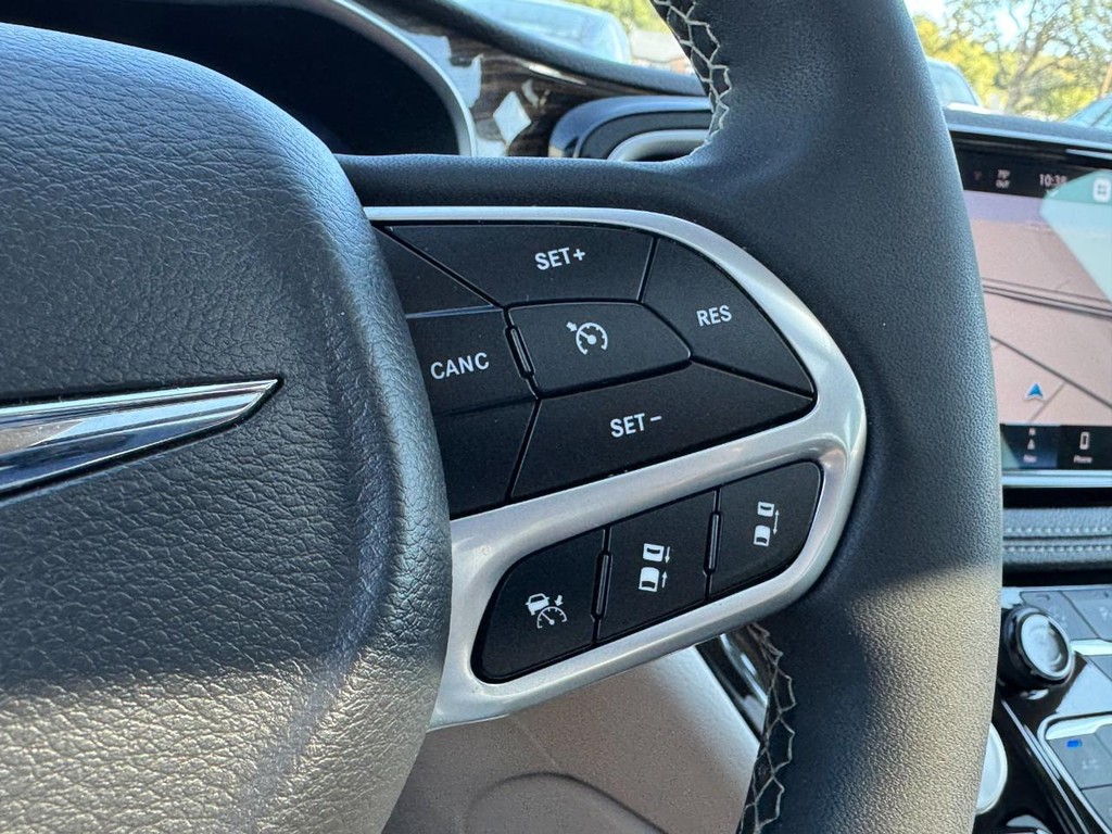 Chrysler Pacifica Vehicle Full-screen Gallery Image 23