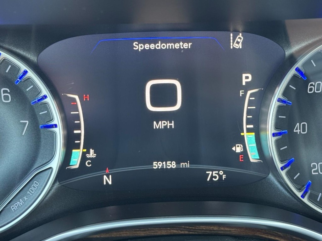 Chrysler Pacifica Vehicle Full-screen Gallery Image 24