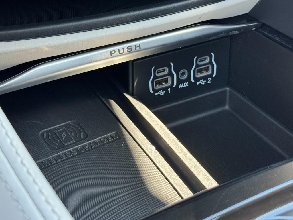 Chrysler Pacifica Vehicle Full-screen Gallery Image 25