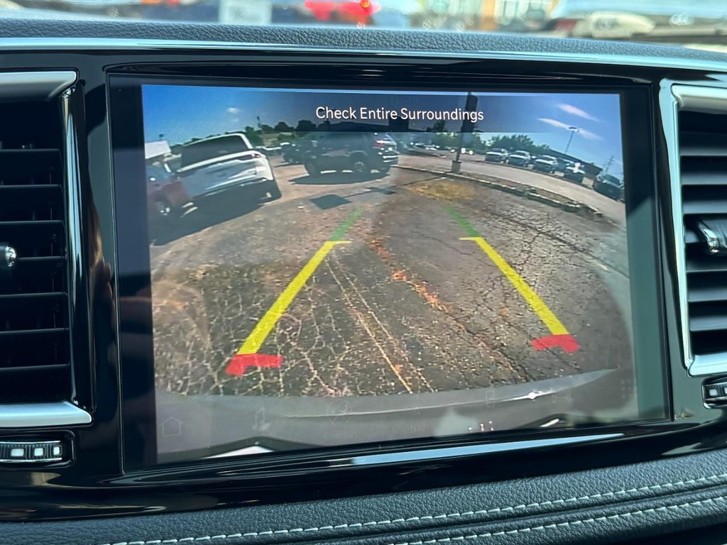 Chrysler Pacifica Vehicle Full-screen Gallery Image 28