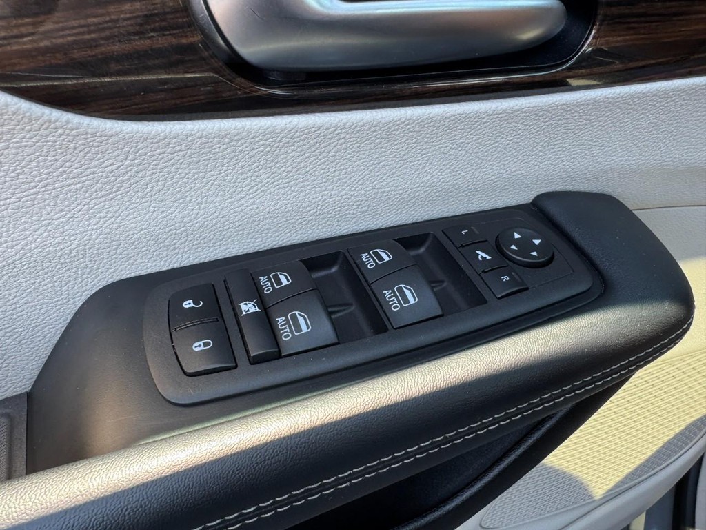 Chrysler Pacifica Vehicle Full-screen Gallery Image 29