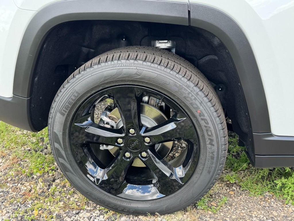 Jeep Grand Cherokee Vehicle Full-screen Gallery Image 04