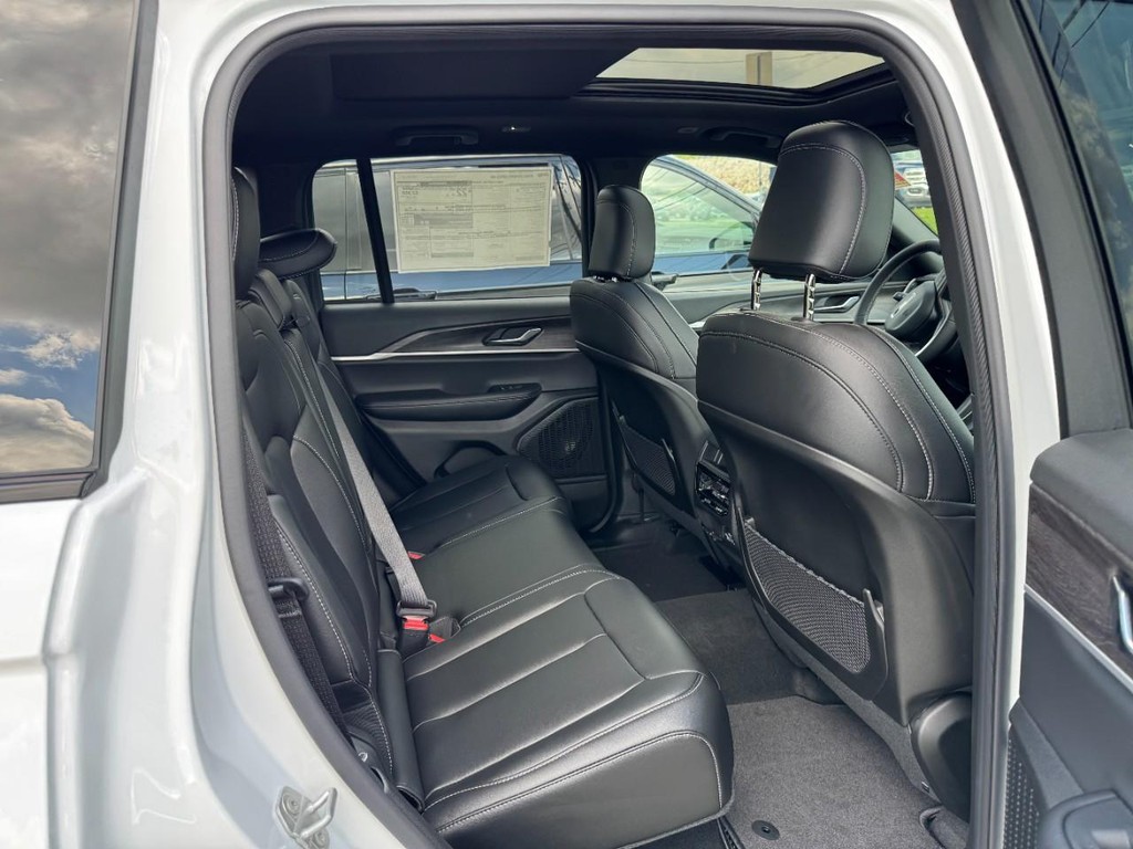 Jeep Grand Cherokee Vehicle Full-screen Gallery Image 05