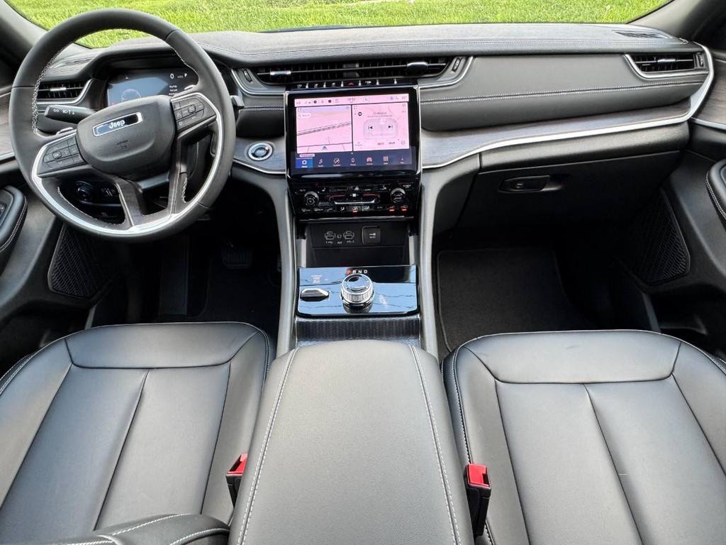 Jeep Grand Cherokee Vehicle Full-screen Gallery Image 06