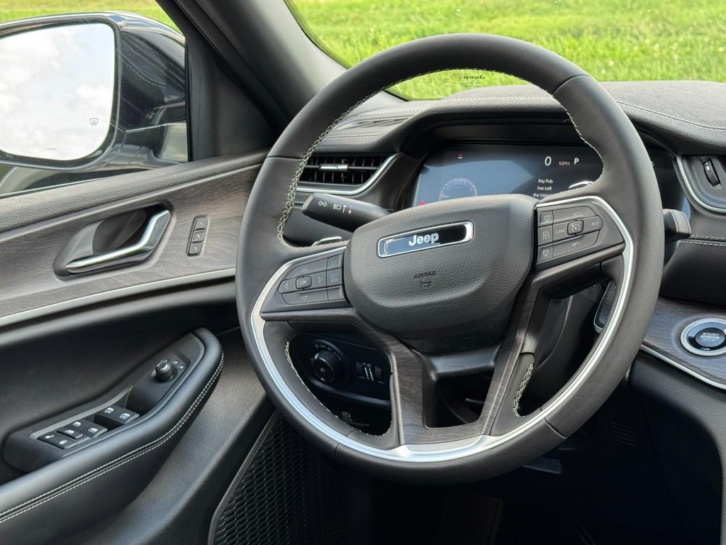 Jeep Grand Cherokee Vehicle Full-screen Gallery Image 07