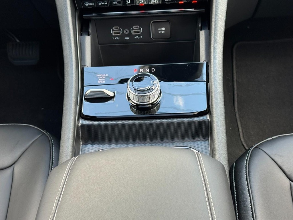 Jeep Grand Cherokee Vehicle Full-screen Gallery Image 09