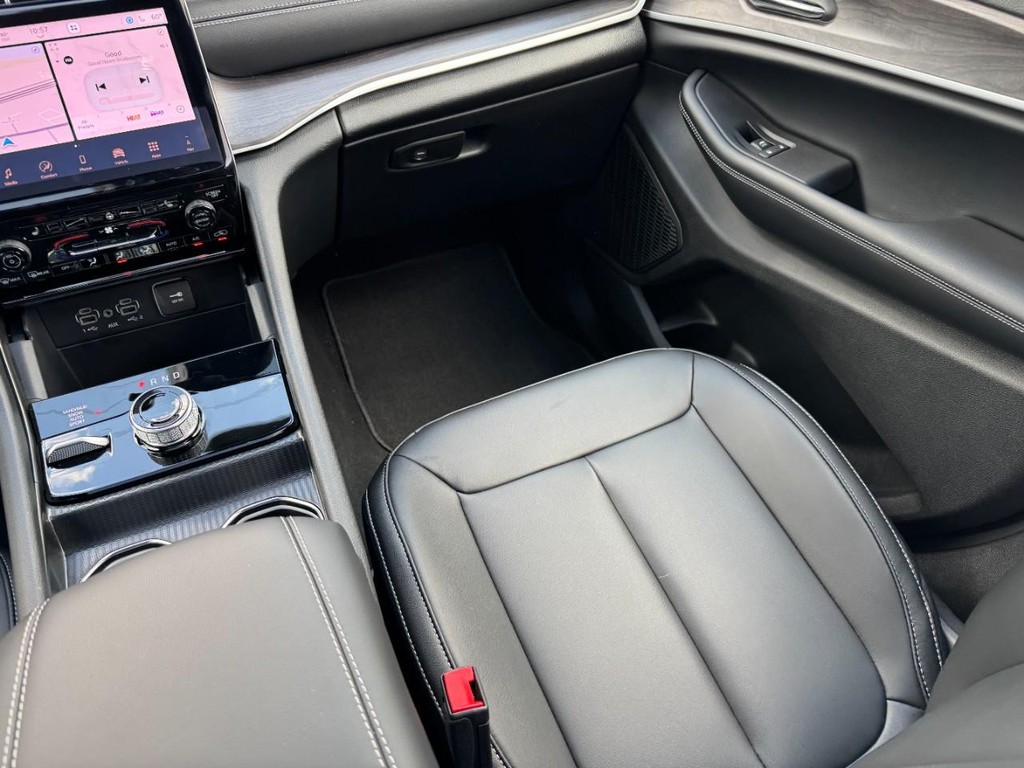 Jeep Grand Cherokee Vehicle Full-screen Gallery Image 10