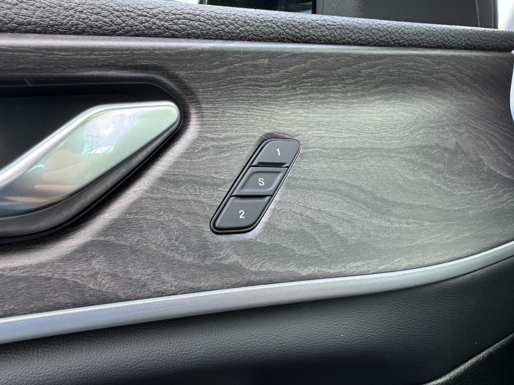 Jeep Grand Cherokee Vehicle Full-screen Gallery Image 11