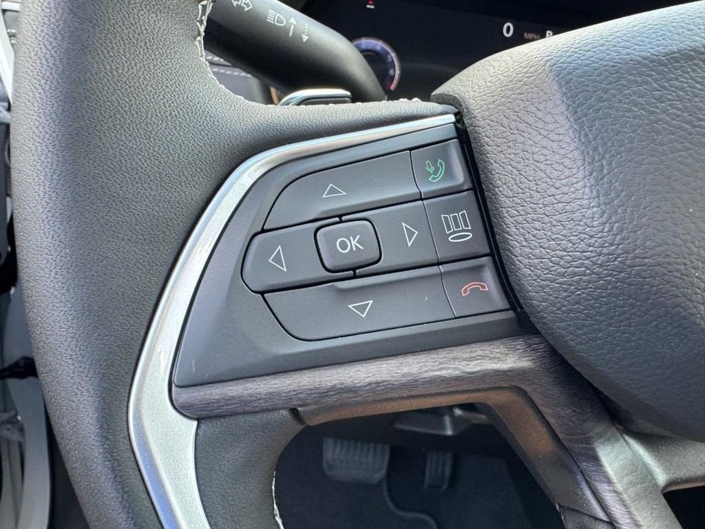 Jeep Grand Cherokee Vehicle Full-screen Gallery Image 13