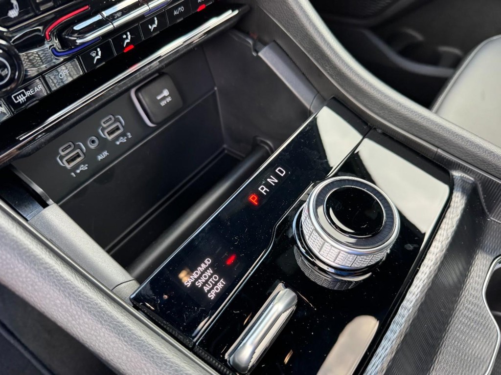 Jeep Grand Cherokee Vehicle Full-screen Gallery Image 15