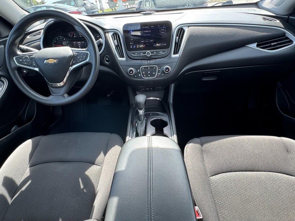 Chevrolet Malibu Vehicle Full-screen Gallery Image 11