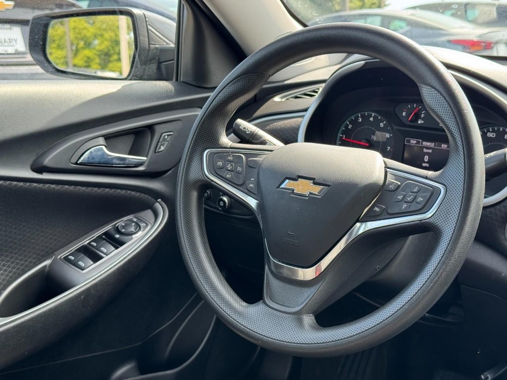 Chevrolet Malibu Vehicle Full-screen Gallery Image 12