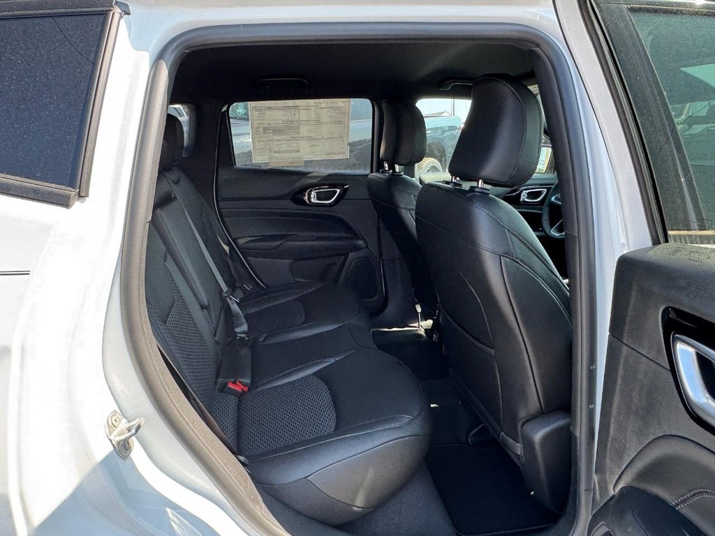 Jeep Compass Vehicle Full-screen Gallery Image 05