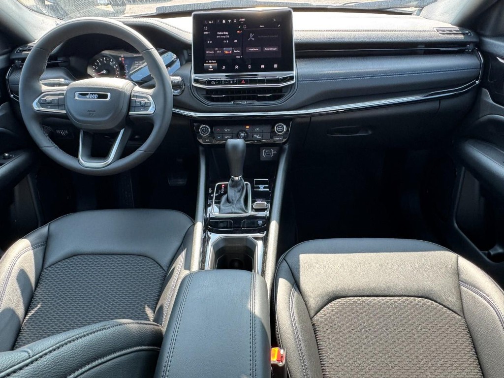 Jeep Compass Vehicle Full-screen Gallery Image 06