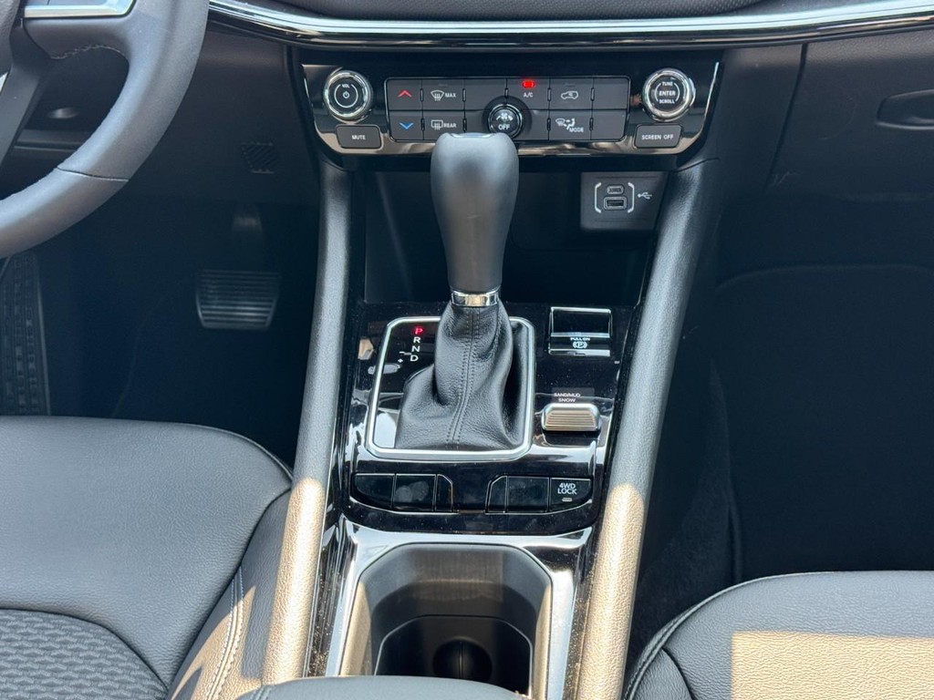 Jeep Compass Vehicle Full-screen Gallery Image 09