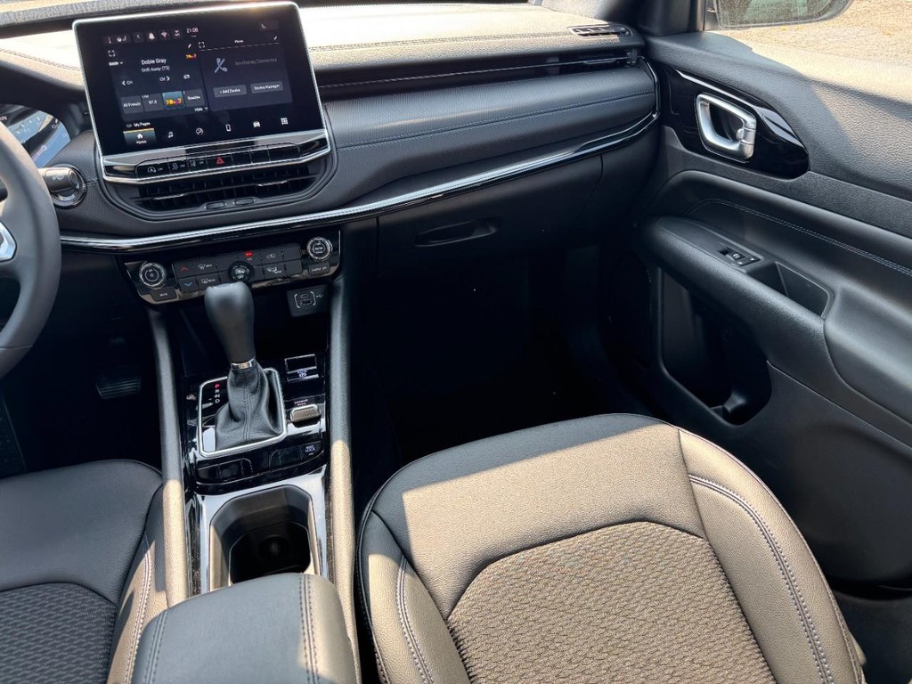 Jeep Compass Vehicle Full-screen Gallery Image 10