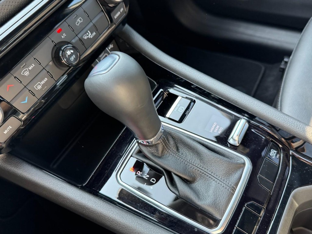 Jeep Compass Vehicle Full-screen Gallery Image 13