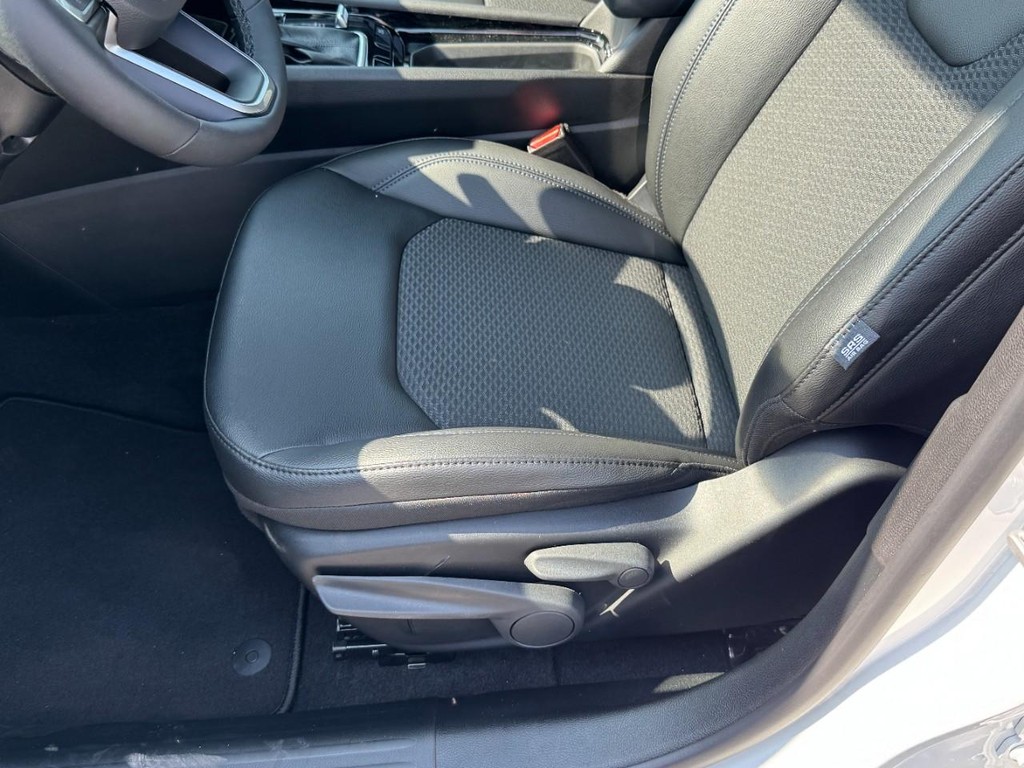 Jeep Compass Vehicle Full-screen Gallery Image 16