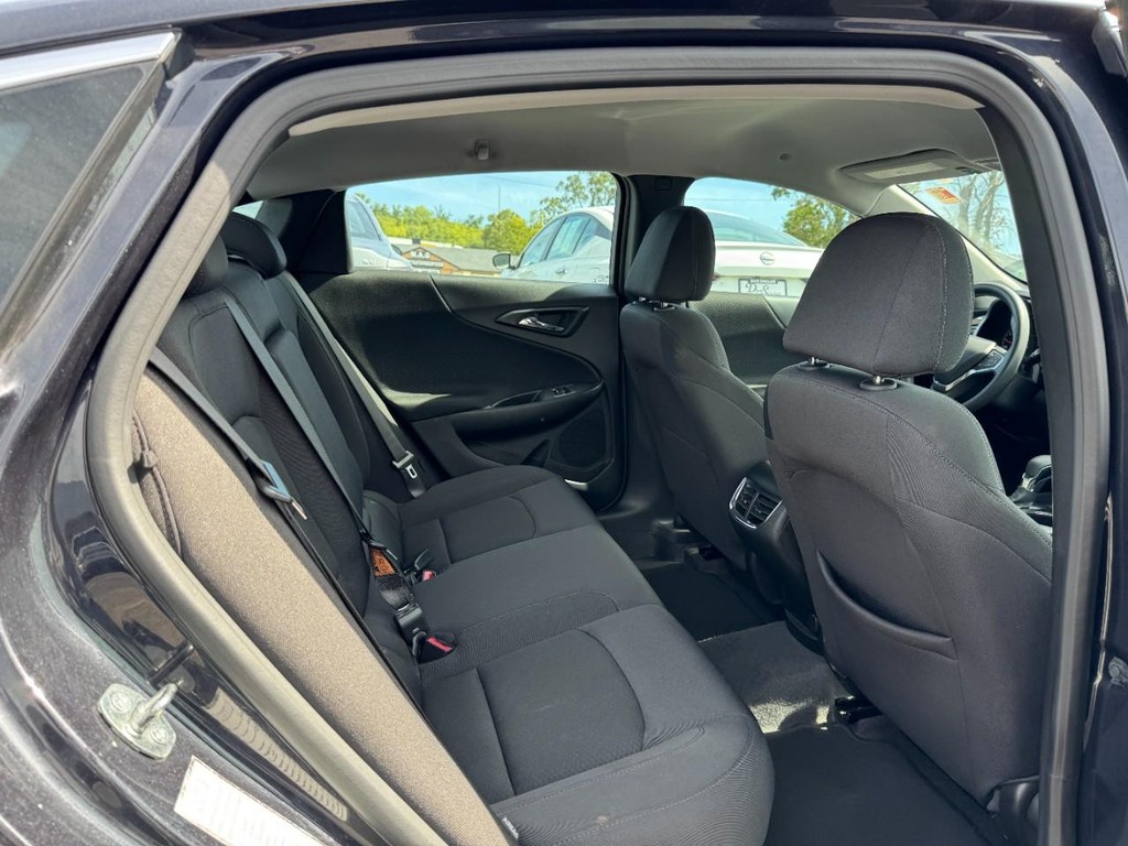Chevrolet Malibu Vehicle Full-screen Gallery Image 11