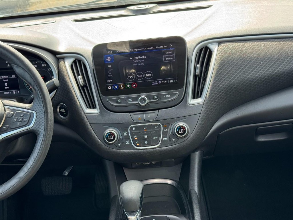 Chevrolet Malibu Vehicle Full-screen Gallery Image 14