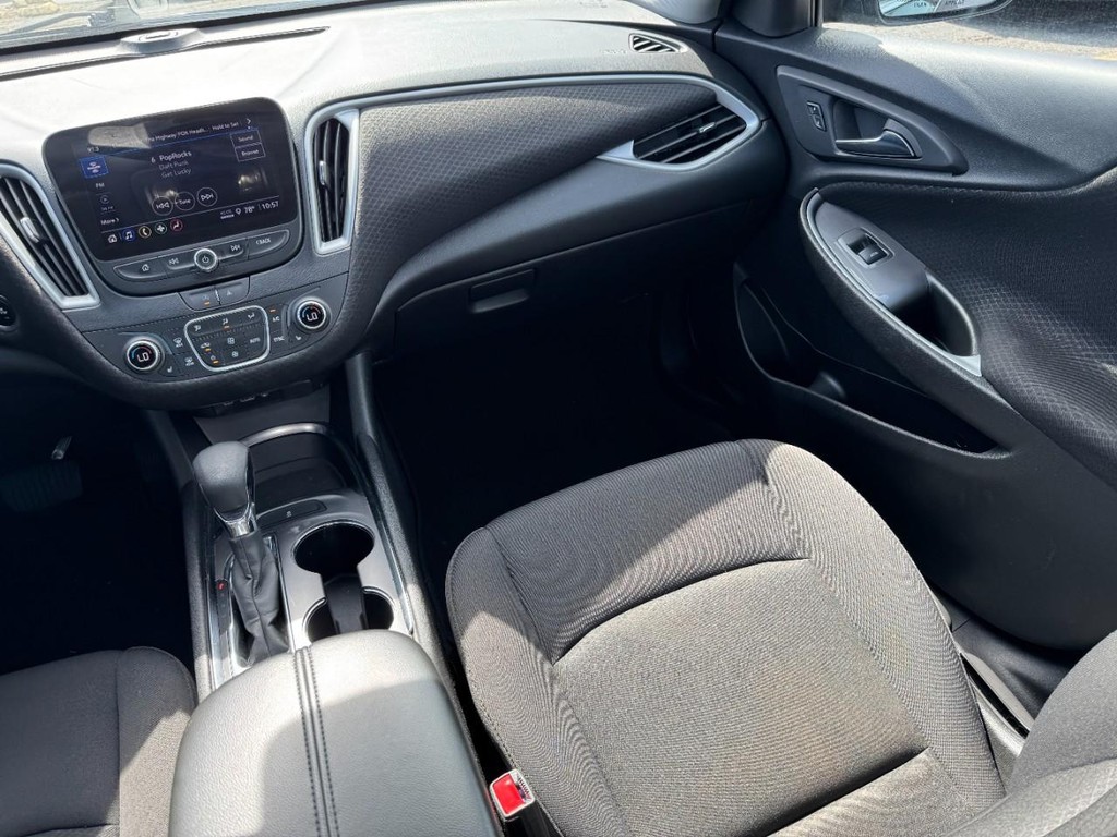 Chevrolet Malibu Vehicle Full-screen Gallery Image 16